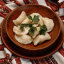 Вареники с картофелем, белыми грибами и сметаной