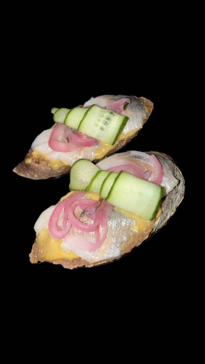 Брускетты с сельдью