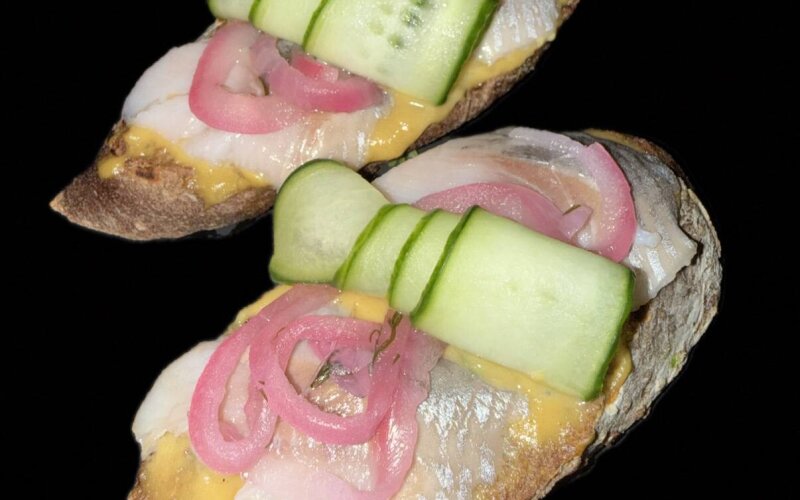 Брускетты с сельдью