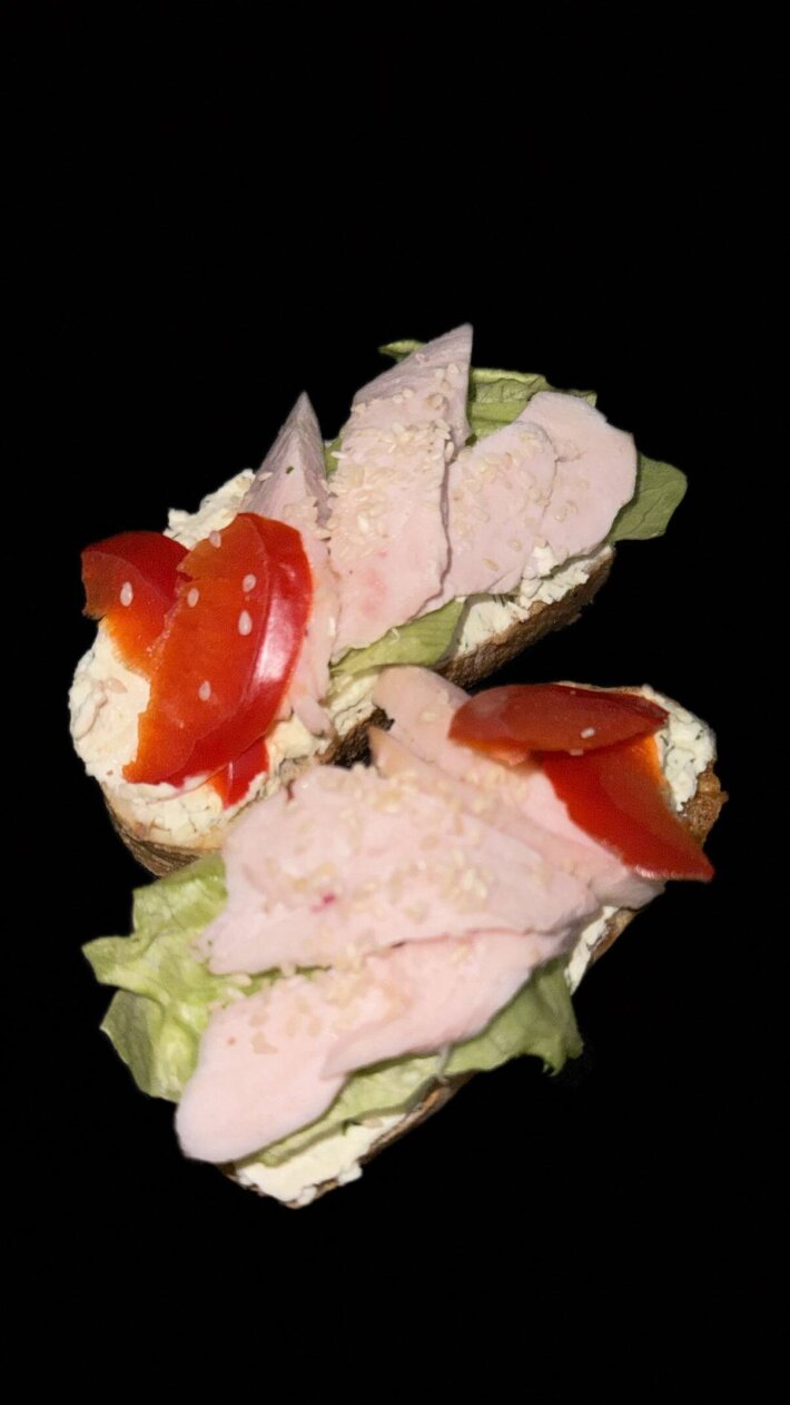 Брускетты с копченой курицей