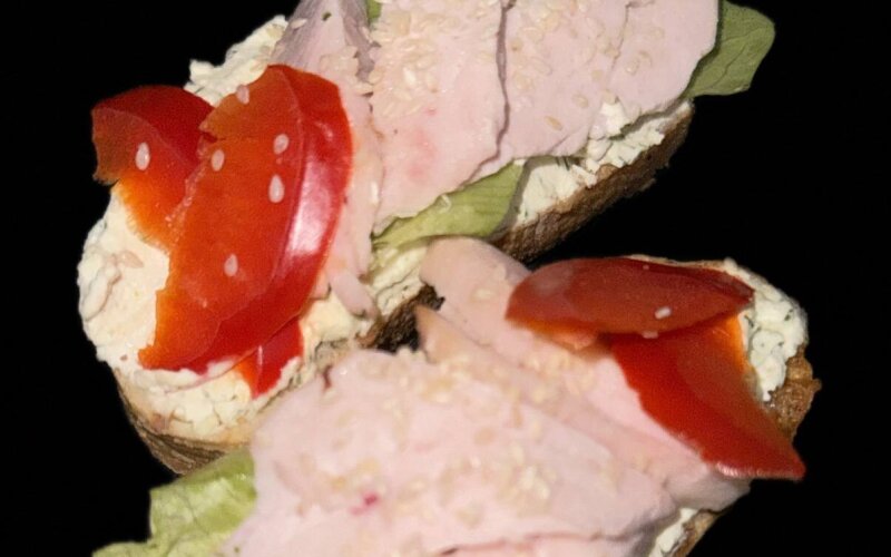 Брускетты с копченой курицей