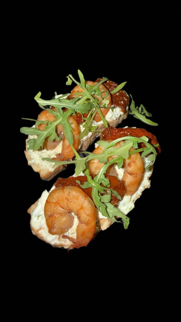 Брускетты с креветкой