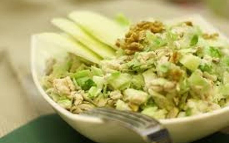 Салат из филе  птицы  с яблоком и СЕЛЬДЕРЕЕМ