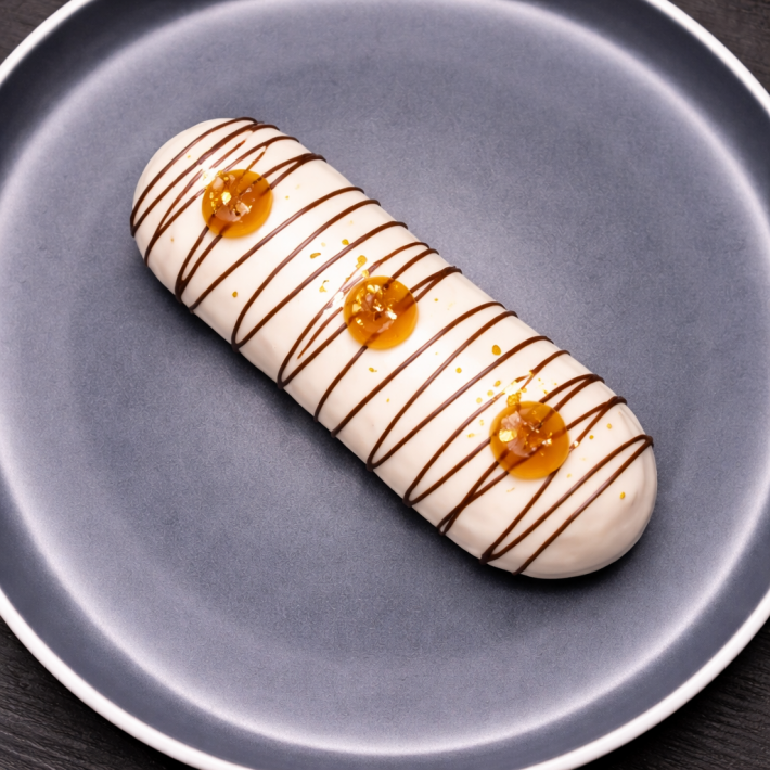 Эклер с грушей и сыром