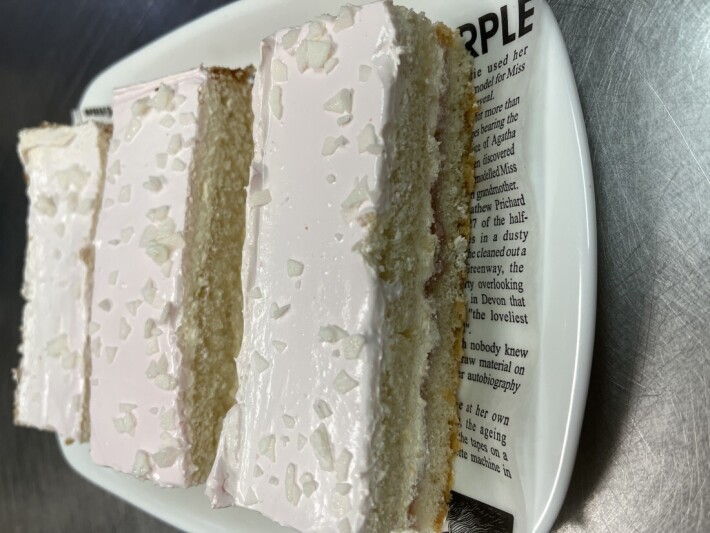 Пирожное Клубника -Маракуйя