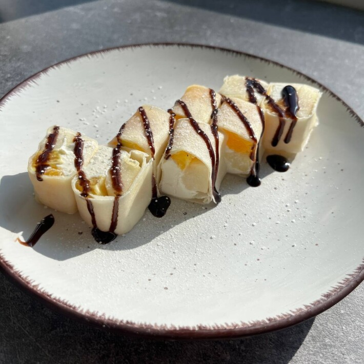 Сладкий Спринг ролл с творожный сыром и фруктами