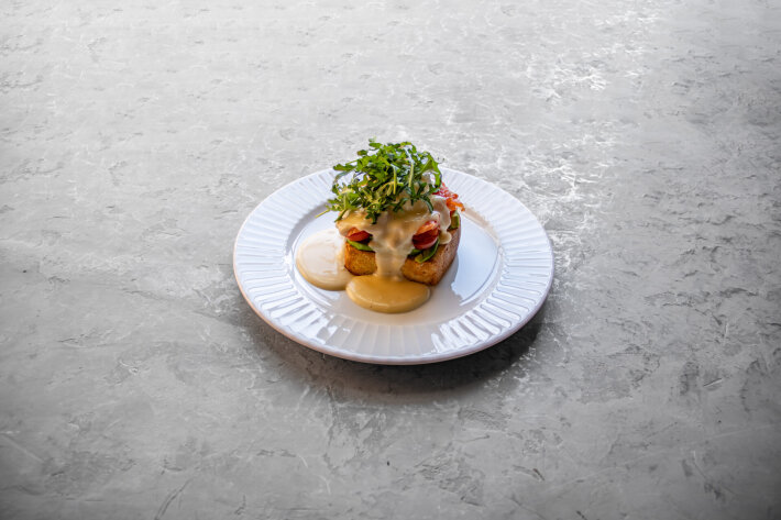 Бриошь с лососем, авокадо, яйцо пашот и сырный соусом