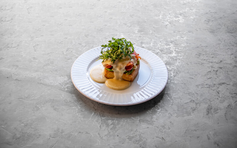 Бриошь с лососем, авокадо, яйцо пашот и сырный соусом