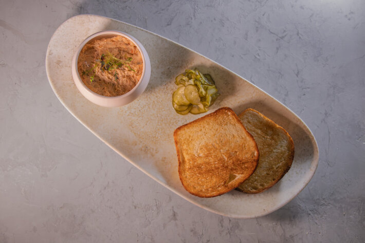 Сайка хлеба с риетом из сёмги