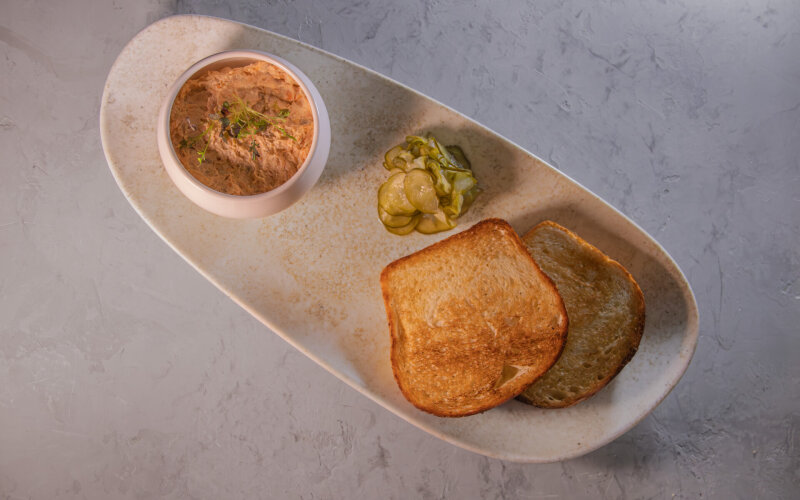 Сайка хлеба с риетом из сёмги