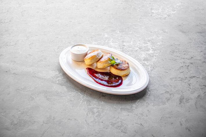 Сырники с домашним ягодным вареньем и сметаной