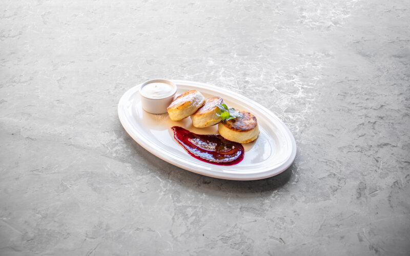 Сырники с домашним ягодным вареньем и сметаной