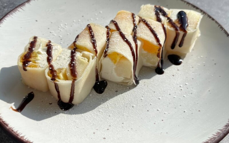 Сладкий Спринг ролл с творожным сыром и фруктами