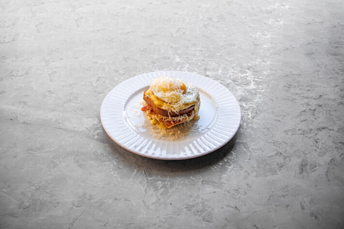 Сэндвич с беконом и сырным соусом «Крок Мадам»