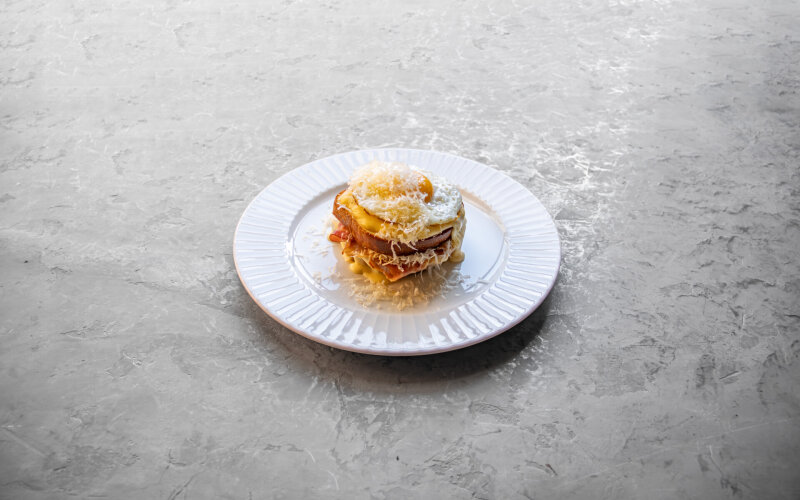 Сэндвич с беконом и сырным соусом «Крок Мадам»