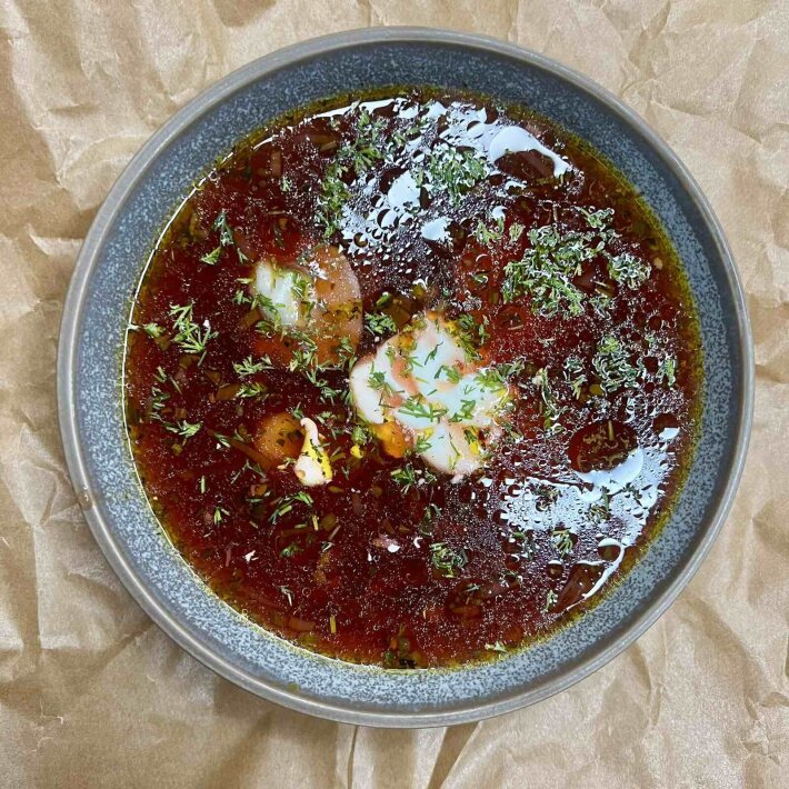 Борщ с грибными пельменями со сметаной