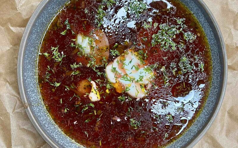 Борщ с грибными пельменями со сметаной