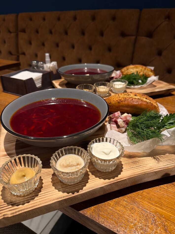 Борщ кубанский с мясом и сметаной