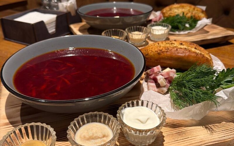 Борщ кубанский с мясом и сметаной