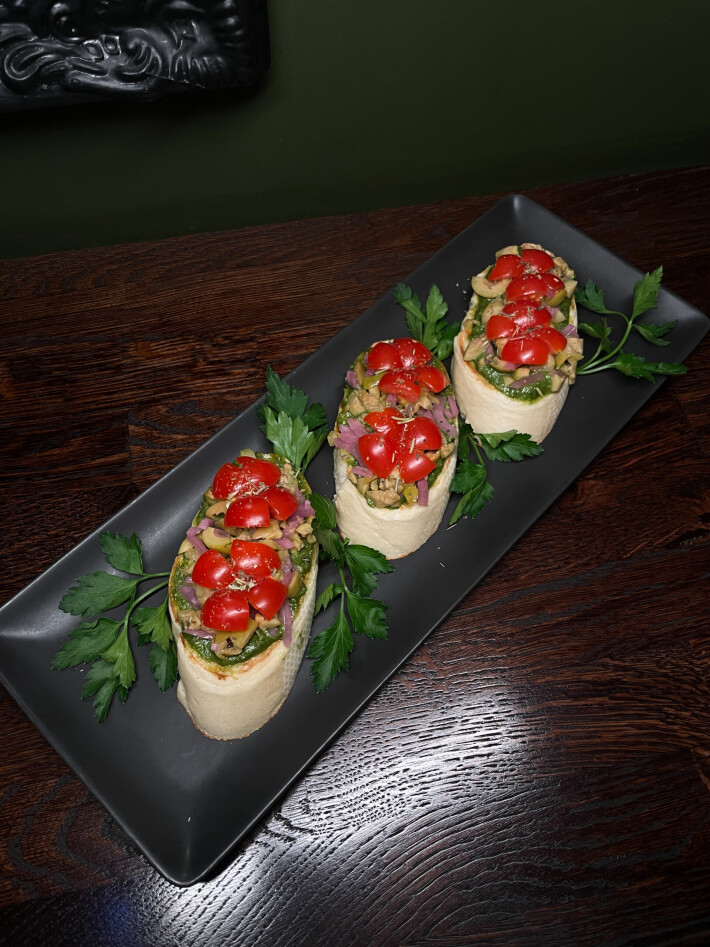 Брускета с песто и черри