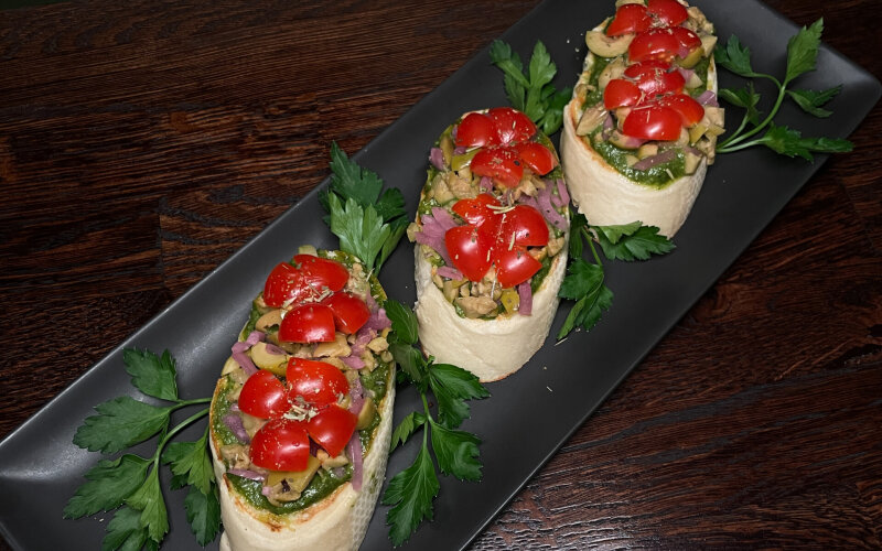 Брускета с песто и черри