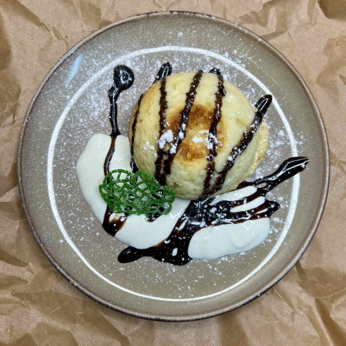 Запеканка творожная со сметаной и шоколадным топпингом