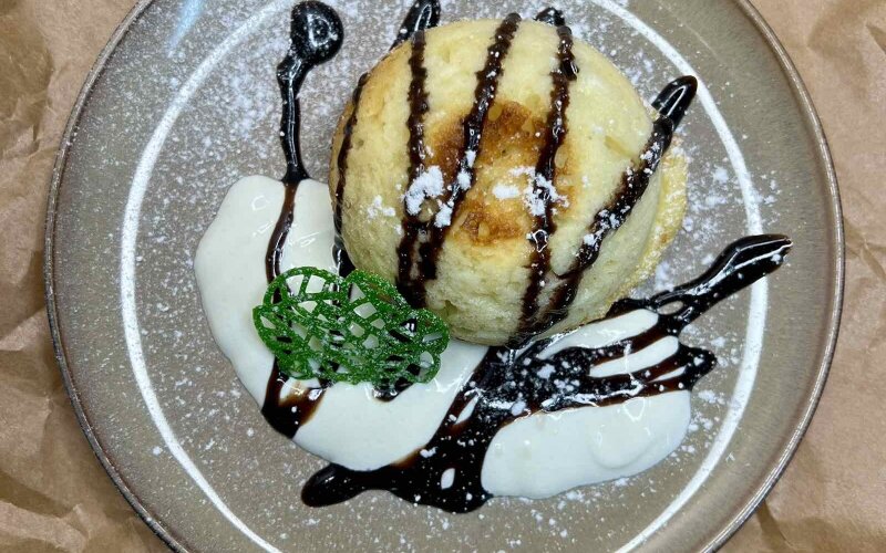 Запеканка творожная со сметаной и шоколадным топпингом