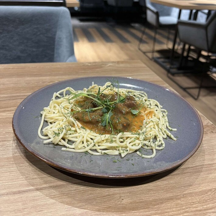 Гуляш из говядины со спагетти