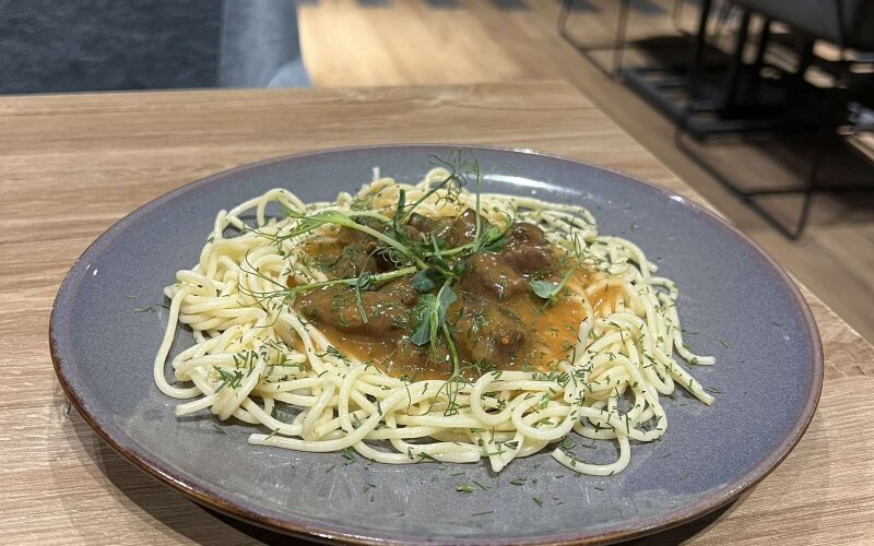 Гуляш из говядины со спагетти