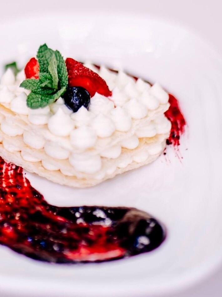 Мильфей с клубникой и голубикой