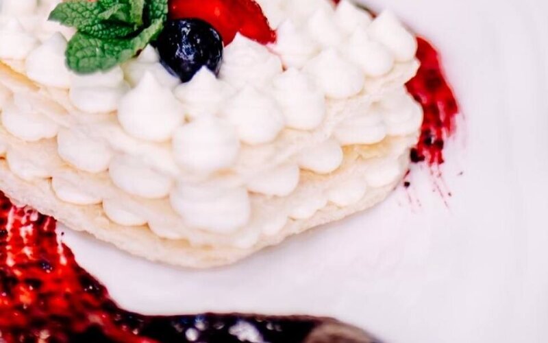 Мильфей с клубникой и голубикой