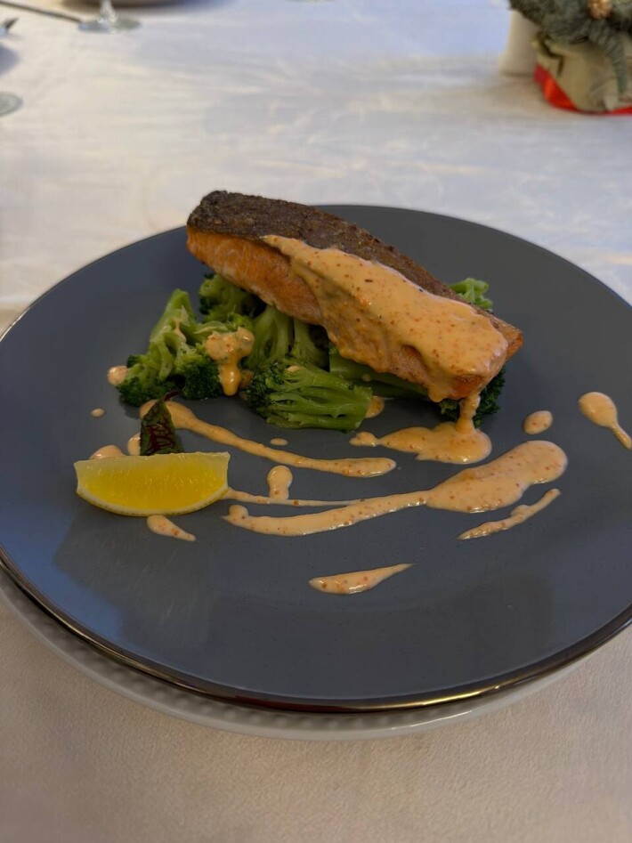 Филе лосося на подушке из брокколи с икорным соусом