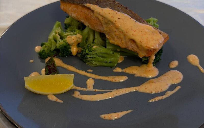 Филе лосося на подушке из брокколи с икорным соусом