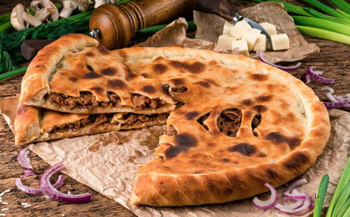 Осетинский пирог с говядиной, сыром и помидором