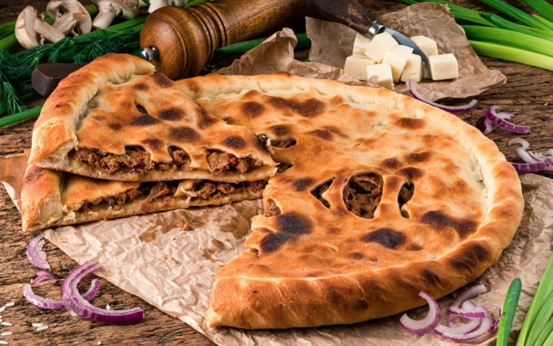 Осетинский пирог с говядиной, сыром и помидором