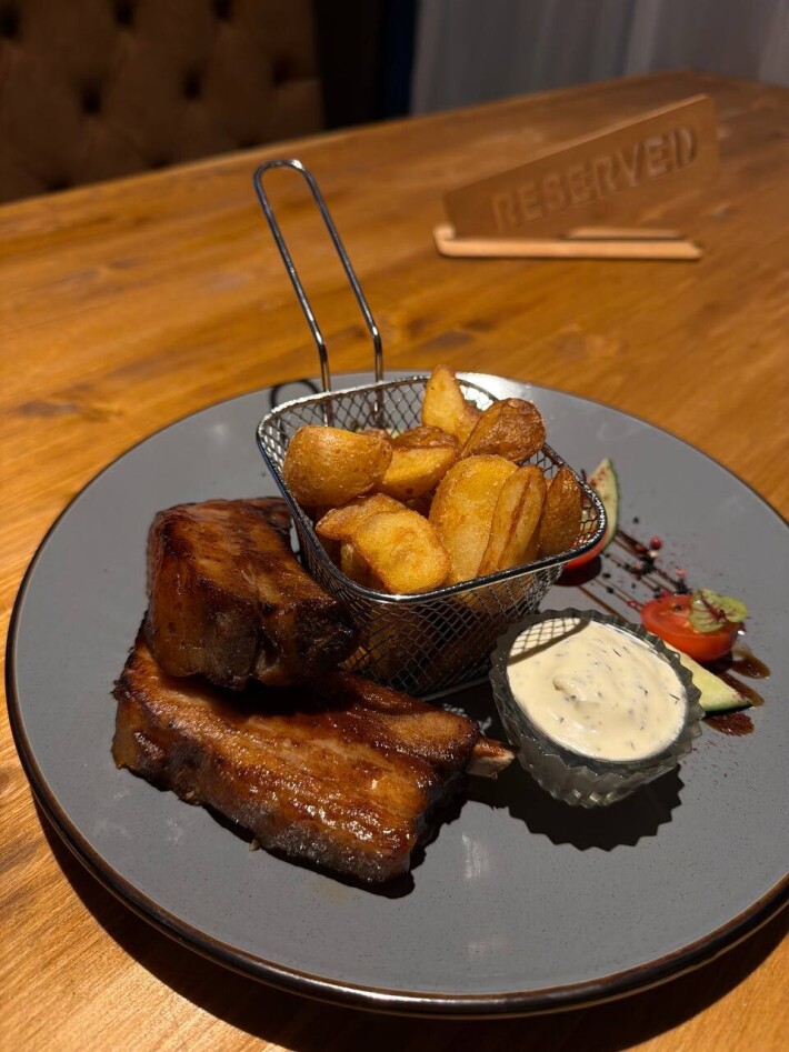 Ребра свиные в вишневой глазури с картофельными дольками