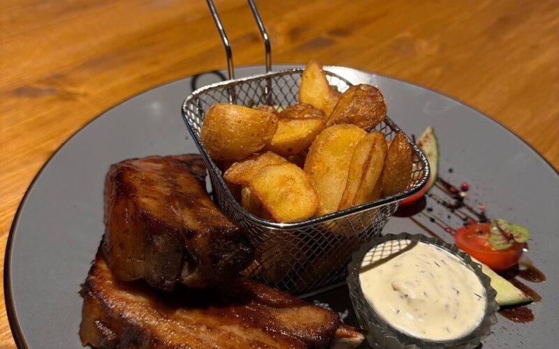 Ребра свиные в вишневой глазури с картофельными дольками