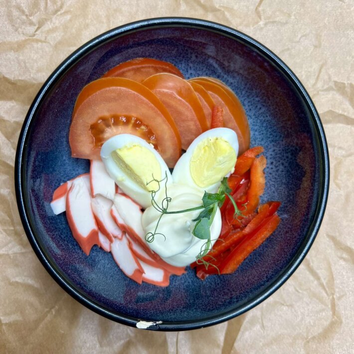 Салат из помидоров, перца с крабовыми палочками