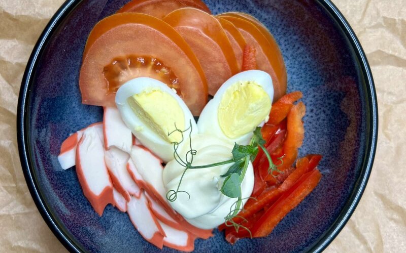 Салат из помидоров, перца с крабовыми палочками