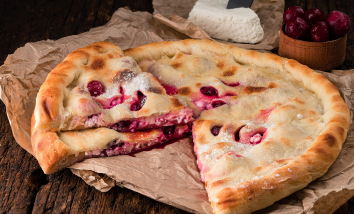 Осетинский пирог с черной смородиной, творогом и бананом