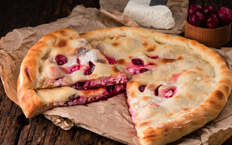 Осетинский пирог с черной смородиной, творогом и бананом