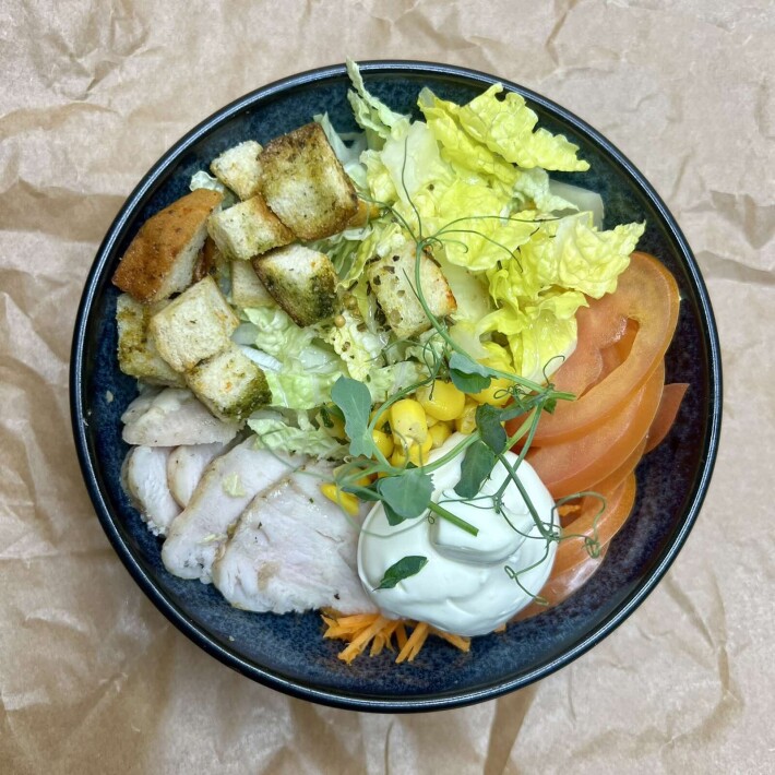 Большой домашний салат из капусты с курицей