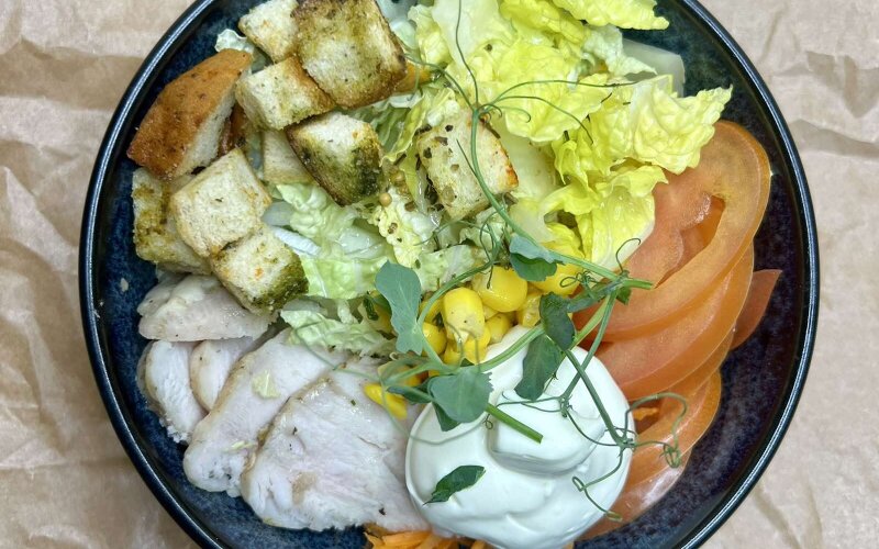 Большой домашний салат из капусты с курицей