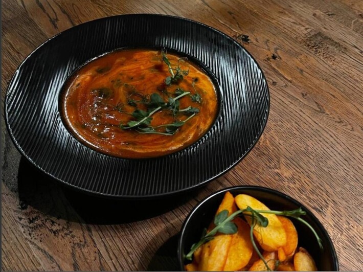 Томатный суп с картофельными  дольками