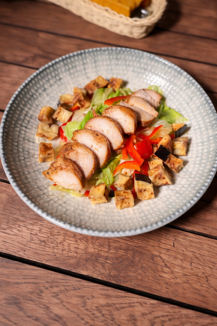 Салат с баклажаном, курицей и соусом «Ла дольче»