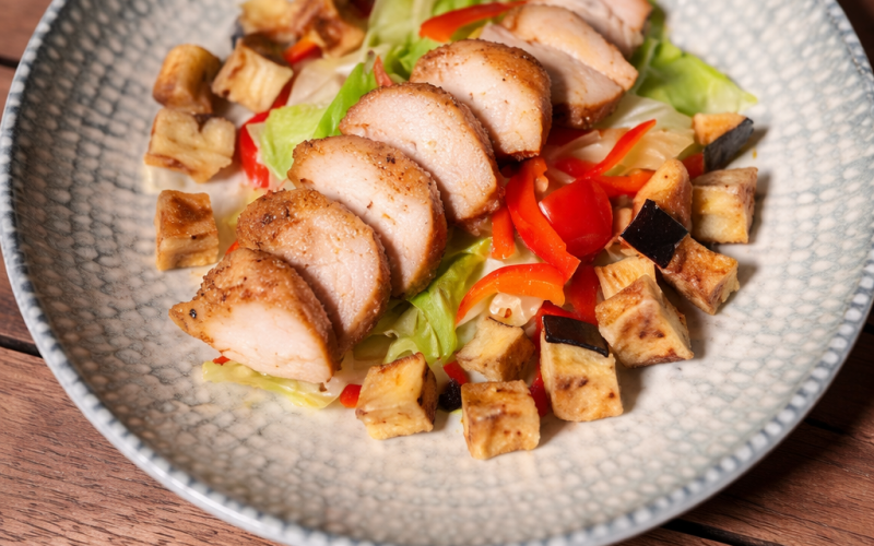 Салат с баклажаном, курицей и соусом «Ла дольче»