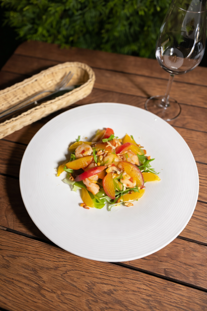 Салат с креветками и соусом «Сладкий чили»