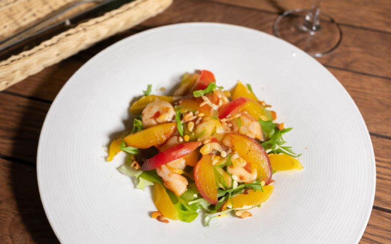 Салат с креветками и соусом «Сладкий чили»