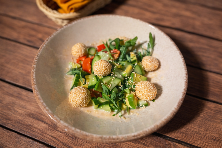 Овощной салат со сливочным сыром и «Ореховым» соусом