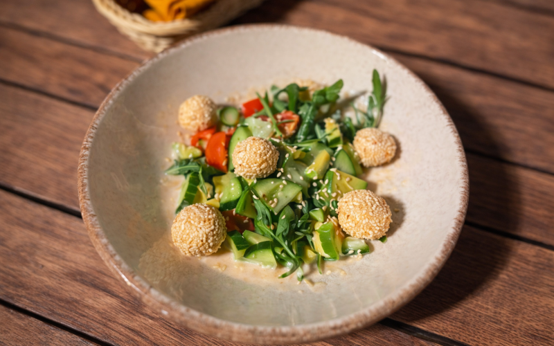 Овощной салат со сливочным сыром и «Ореховым» соусом